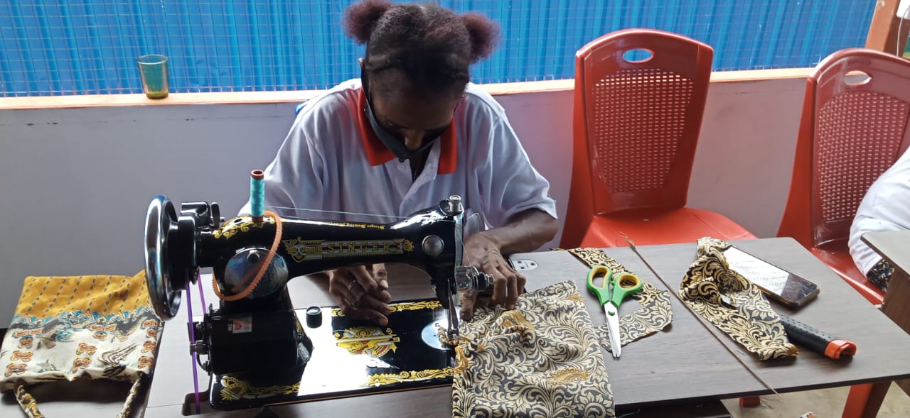 Sewing class Asmat-women | Hapin